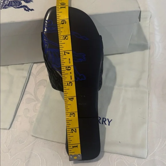 Burberry Quilted Slide Sandal. Ladies 8.5 - Picture 14 of 16